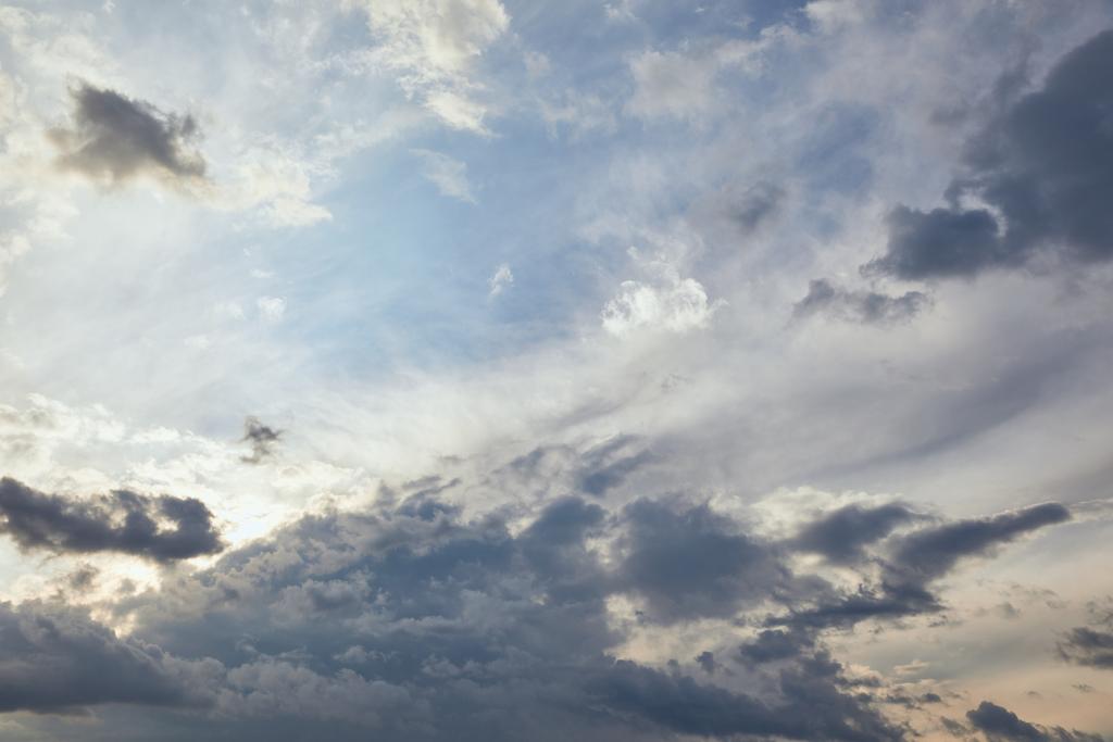 μπλε σύννεφα στο γαλάζιο του ήλιου φόντο του ουρανού και αντιγραφή χώρου - Φωτογραφία, εικόνα