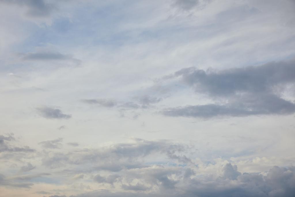 μπλε σύννεφα στο λευκό φως του ήλιου φόντο του ουρανού και αντιγραφή χώρου - Φωτογραφία, εικόνα