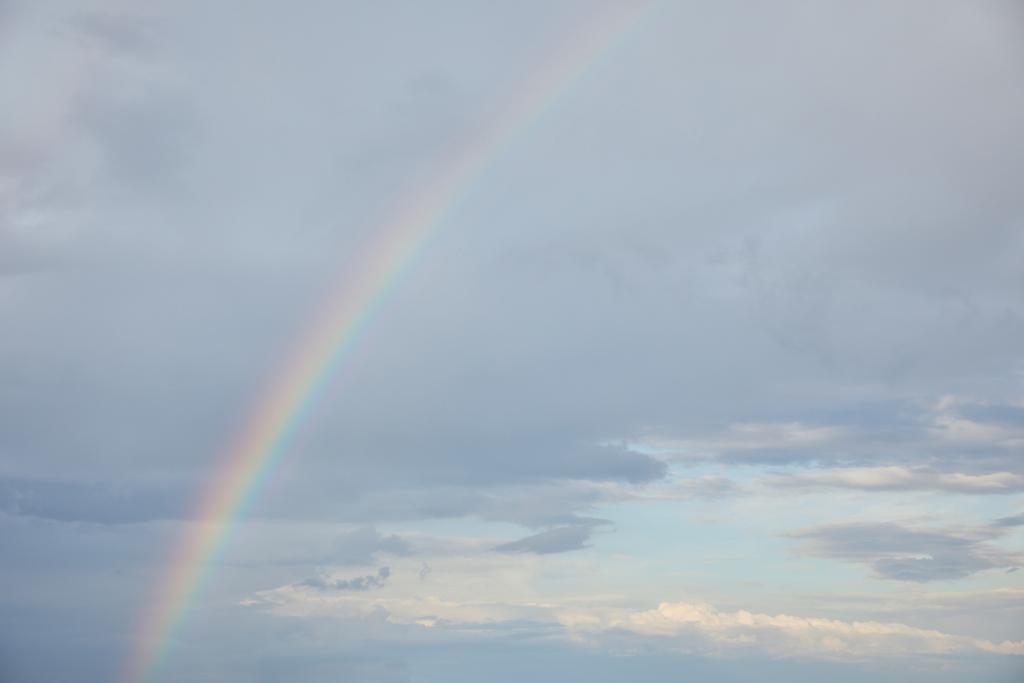 радуга на голубом фоне неба с белыми облаками
 - Фото, изображение