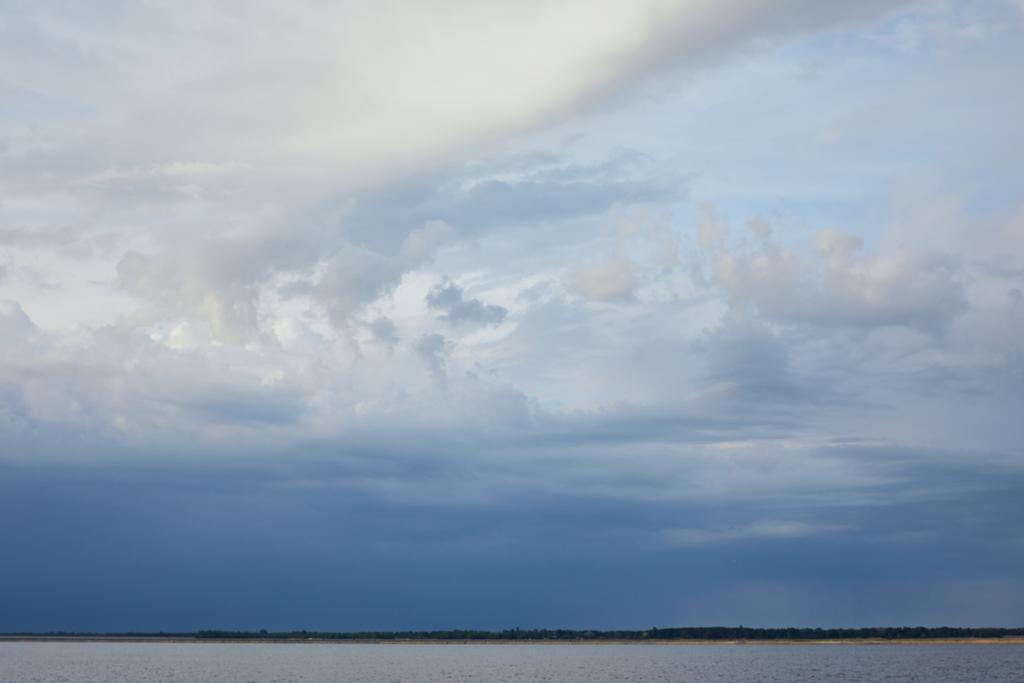 nuvens na luz solar azul céu fundo
  - Foto, Imagem
