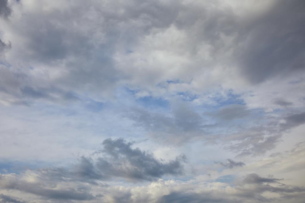 weiße Wolken auf blauem Himmel Hintergrund  - Foto, Bild