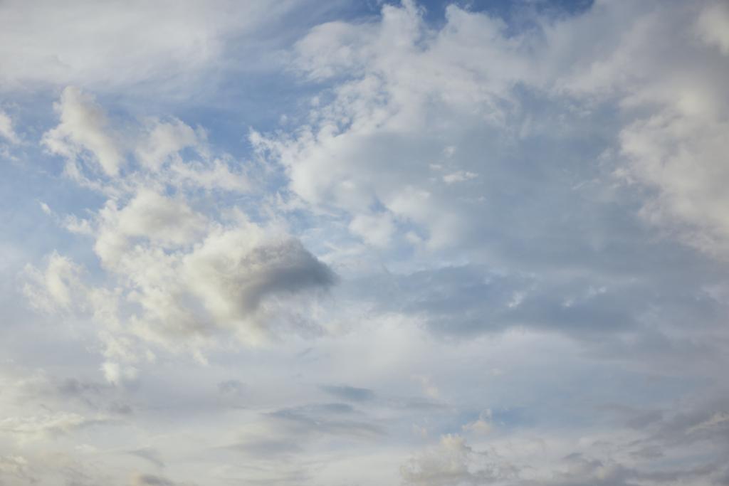 weiße Wolken auf ruhigem blauem Himmel Hintergrund - Foto, Bild