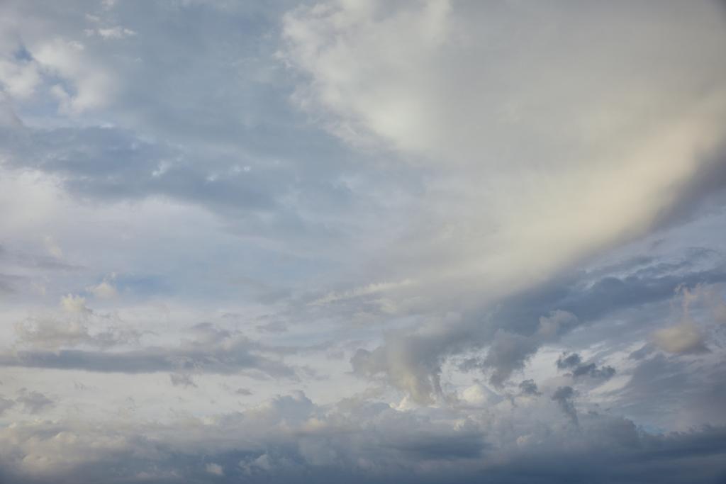 θέα των λευκών και γκρίζων νεφών στο φόντο του μπλε ουρανού  - Φωτογραφία, εικόνα