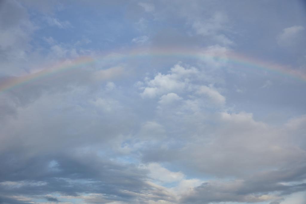 背景に白い雲と青空の虹 ロイヤリティフリー写真 画像素材
