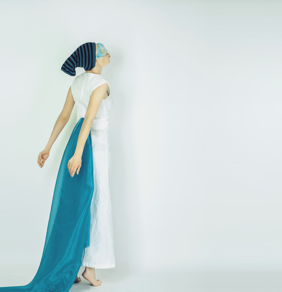 menina em um vestido branco e tecido azul retrata uma libélula
 - Foto, Imagem