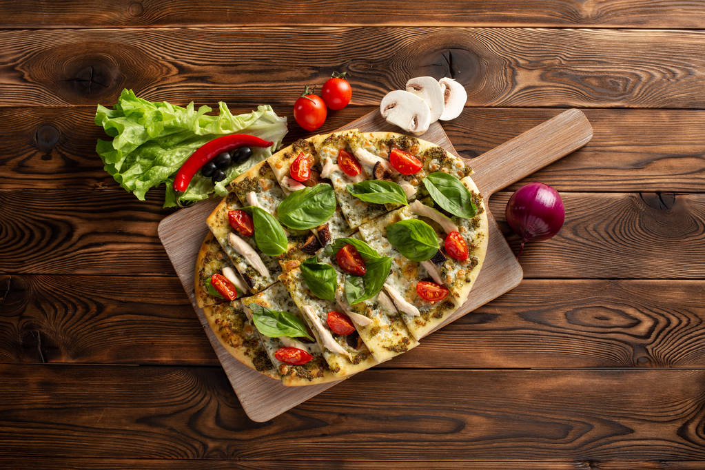 pizza met shiitake kip en groenten op de houten achtergrond - Foto, afbeelding