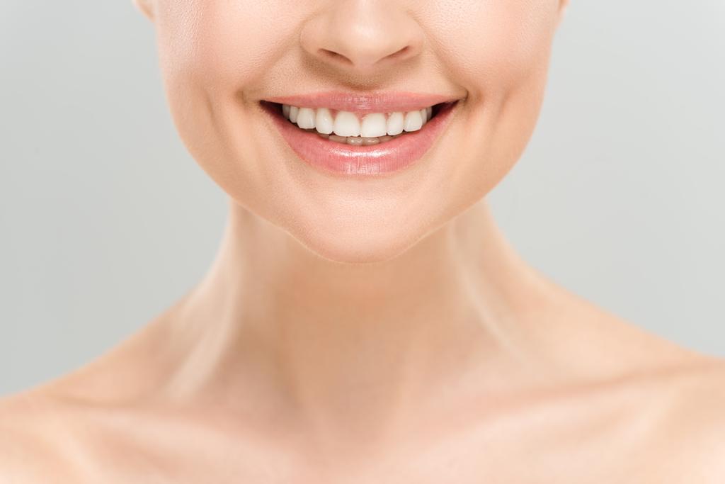 обрізаний вид щасливої гола жінка посміхається ізольовано на сірому
  - Фото, зображення