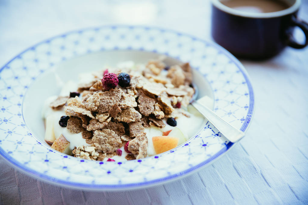 Υγιεινό πρωινό το πρωί: δημητριακά, μούρα και γιαούρτι - Φωτογραφία, εικόνα