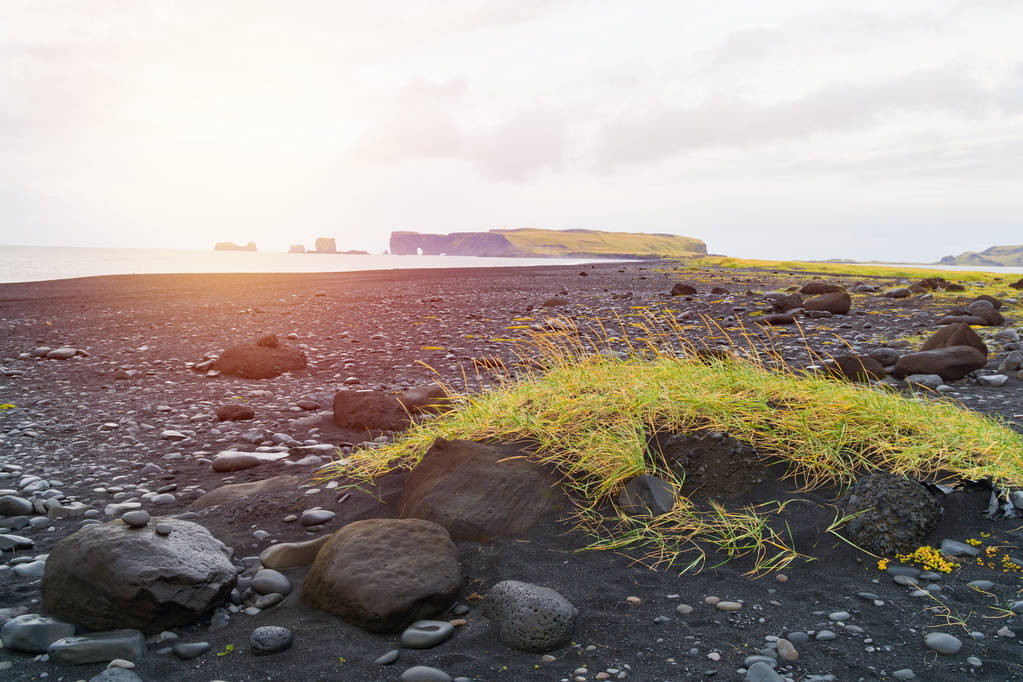 Черный пляж Рейкьяра рядом с Виком, Рейкьявик, Южная Исландия. Берег Атлантического океана. Солнечный ярко-градиентный эффект
. - Фото, изображение
