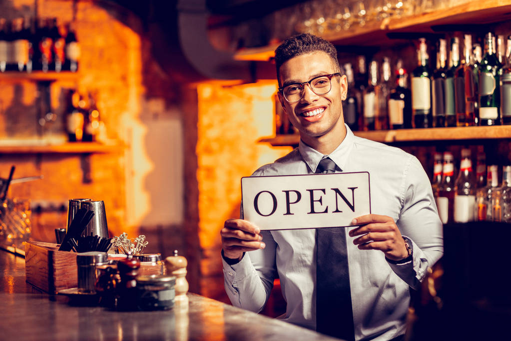 Geschäftsmann lächelt nach Eröffnung seines eigenen Restaurants und seiner eigenen Bar - Foto, Bild