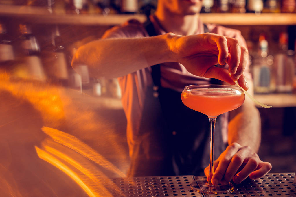Закрытие бармена, готовящего коктейль для клиента
 - Фото, изображение