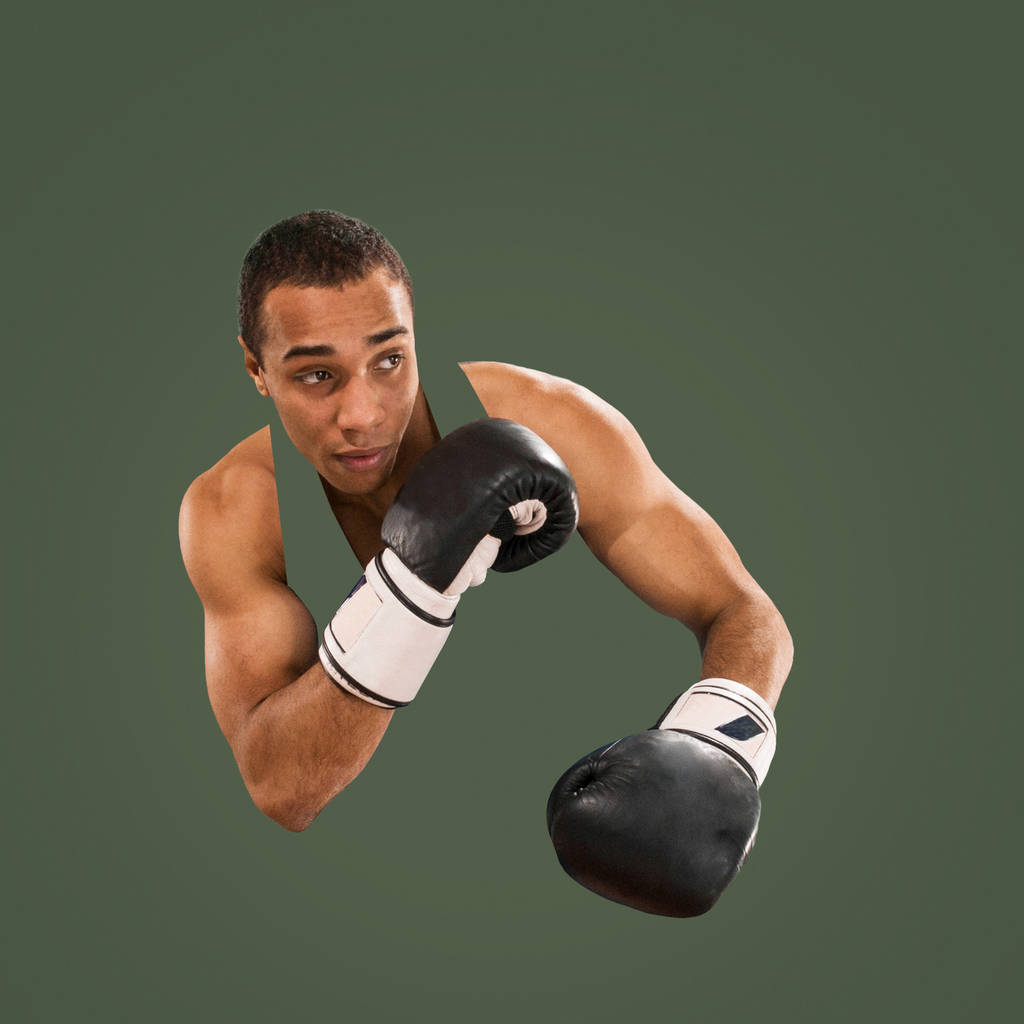 ボクシングの練習中にスポーティな男。緑の背景にボクサーの写真 - 写真・画像
