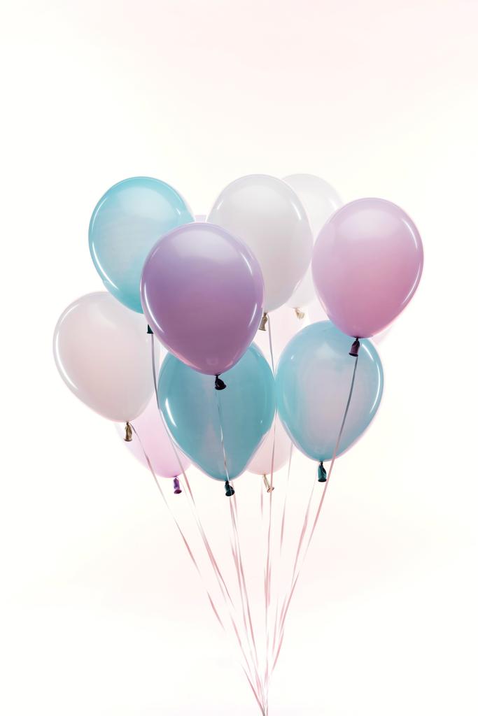 ballons décoratifs bleus, violets et blancs isolés sur blanc
 - Photo, image
