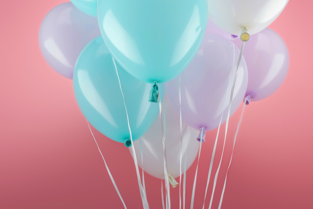 balões decorativos azuis, brancos e roxos sobre fundo rosa
 - Foto, Imagem