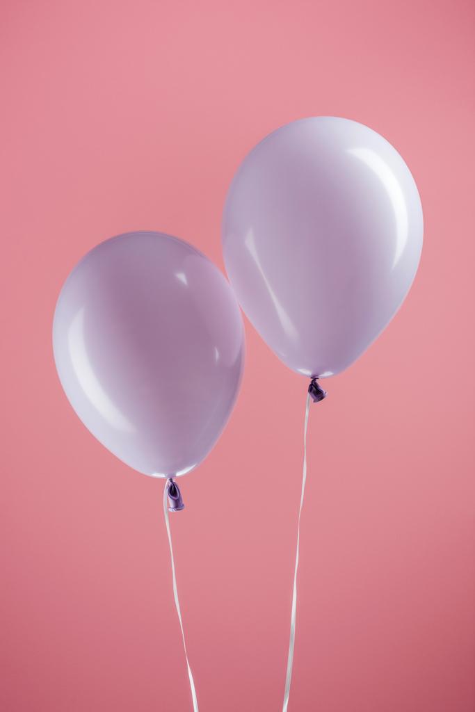 paarse decoratieve kleurrijke ballonnen op roze achtergrond - Foto, afbeelding