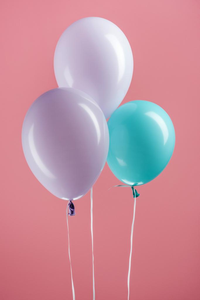 μπλε και μωβ πολύχρωμα διακοσμητικά μπαλόνια σε ροζ φόντο - Φωτογραφία, εικόνα