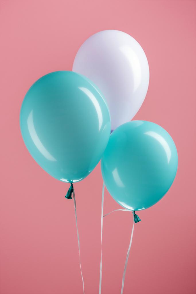 blauwe en paarse decoratieve ballonnen op roze achtergrond - Foto, afbeelding
