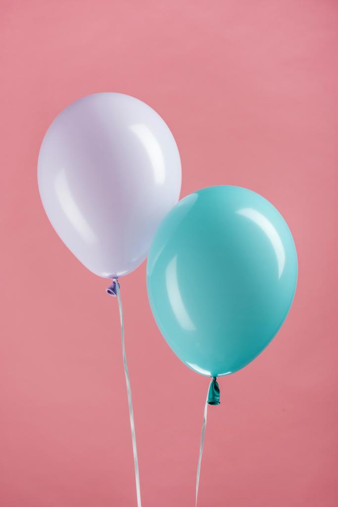 сині і фіолетові святкові кульки на рожевому фоні
 - Фото, зображення
