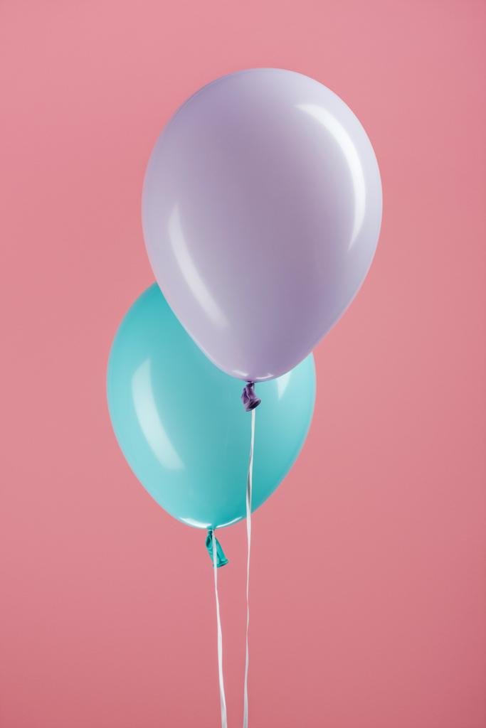 niebieskie i fioletowe ozdobne balony na różowym tle - Zdjęcie, obraz