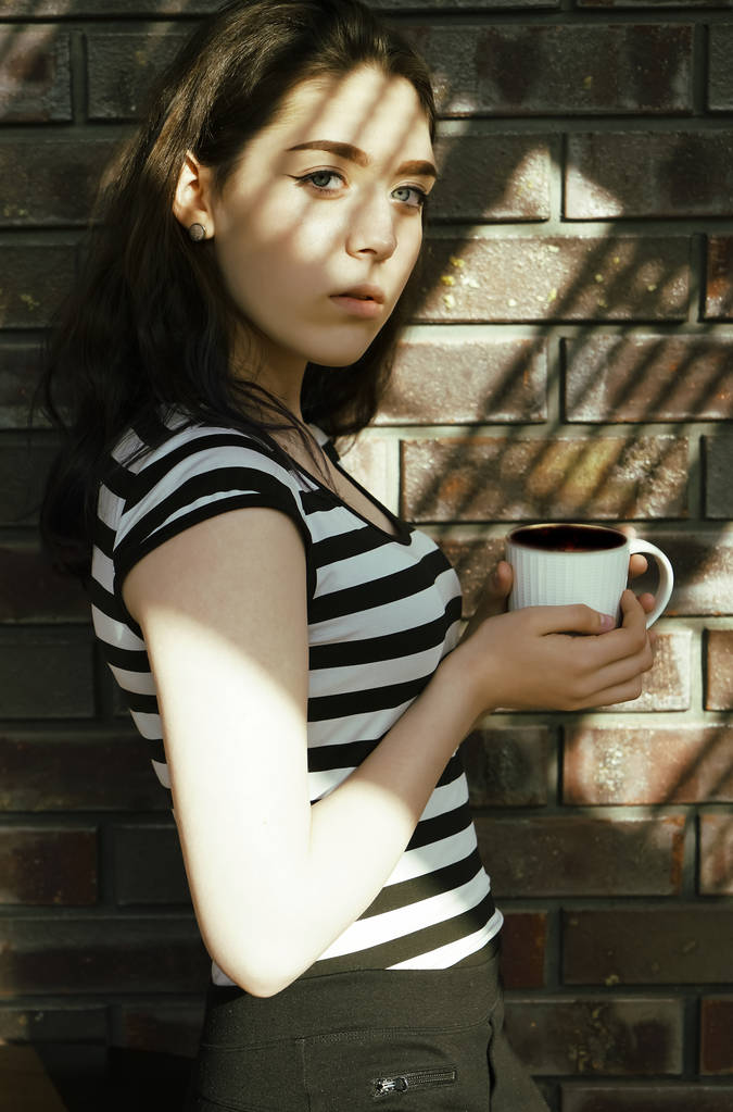 Fröhliche Frau auf der Straße trinkt Morgenkaffee - Foto, Bild