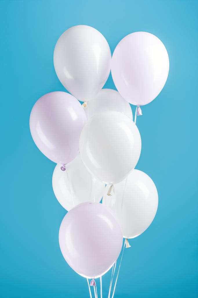 balões de festa branca no fundo azul colorido
 - Foto, Imagem