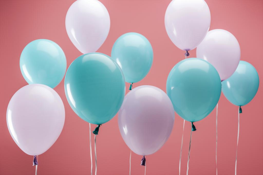 різнокольорові вечірні декоративні кульки на рожевому фоні
 - Фото, зображення