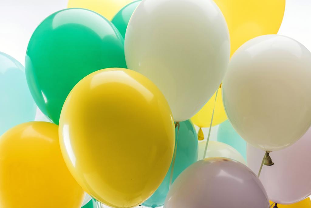 vista de cerca de globos decorativos de color verde brillante, amarillo y azul
 - Foto, imagen
