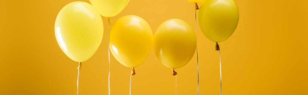 κόμμα φωτεινά μινιμαλιστική μπαλόνια σε κίτρινο φόντο, πανοραμική βολή - Φωτογραφία, εικόνα