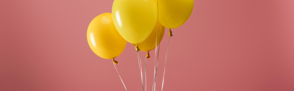 balões festivos amarelos no fundo rosa, decoração do partido, tiro panorâmico
 - Foto, Imagem