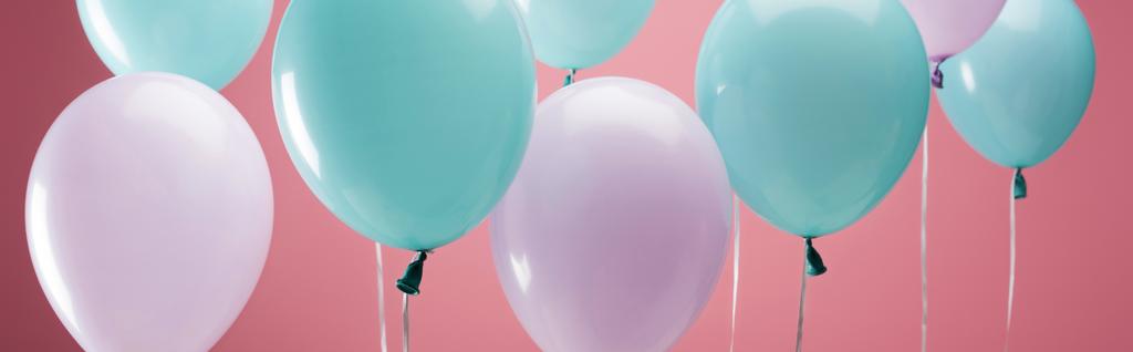 jasne party wielobarwne balony na różowym tle, panoramiczny strzał - Zdjęcie, obraz