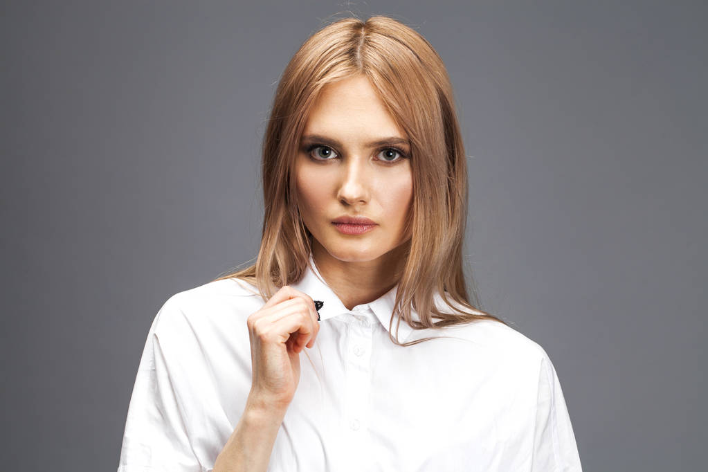 Close-up portret van een jonge mooie blonde vrouw in een wit sh - Foto, afbeelding