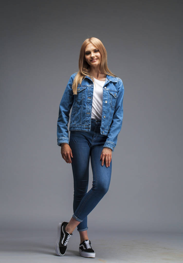 Krásná sexy blondýnka oblečená v džínovou kazajce a modré j - Fotografie, Obrázek