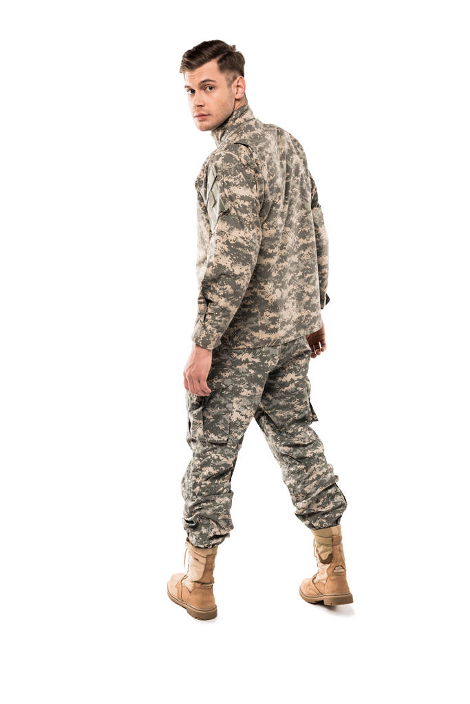 schöner Soldat in Tarnuniform, isoliert auf weißem Grund stehend  - Foto, Bild