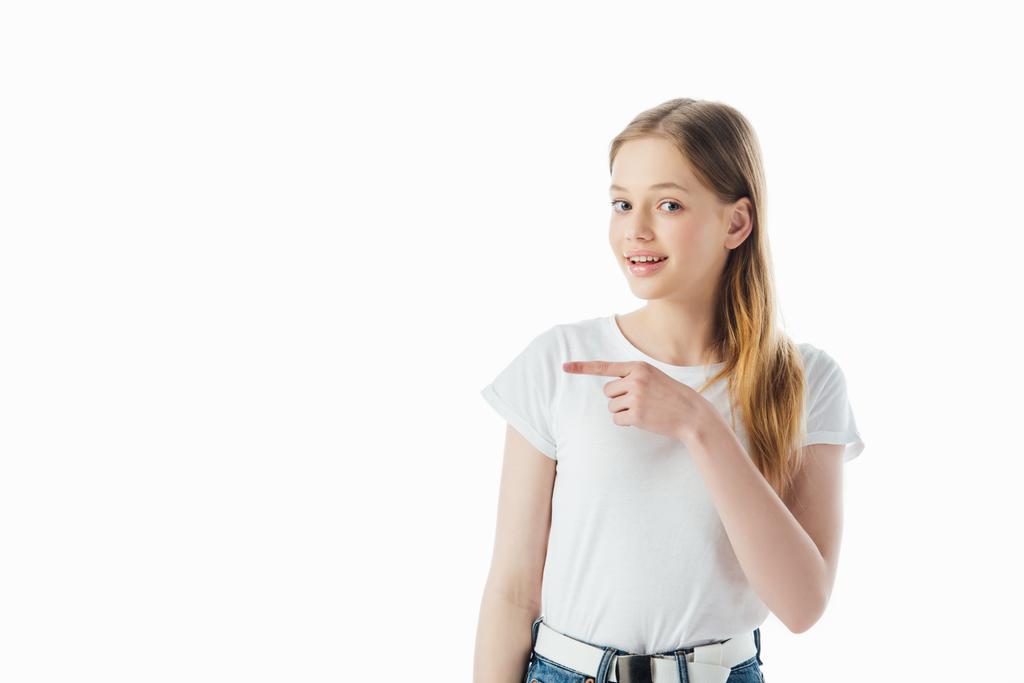 hymyilevä teini tyttö osoittaa sormella pois eristetty valkoinen
 - Valokuva, kuva