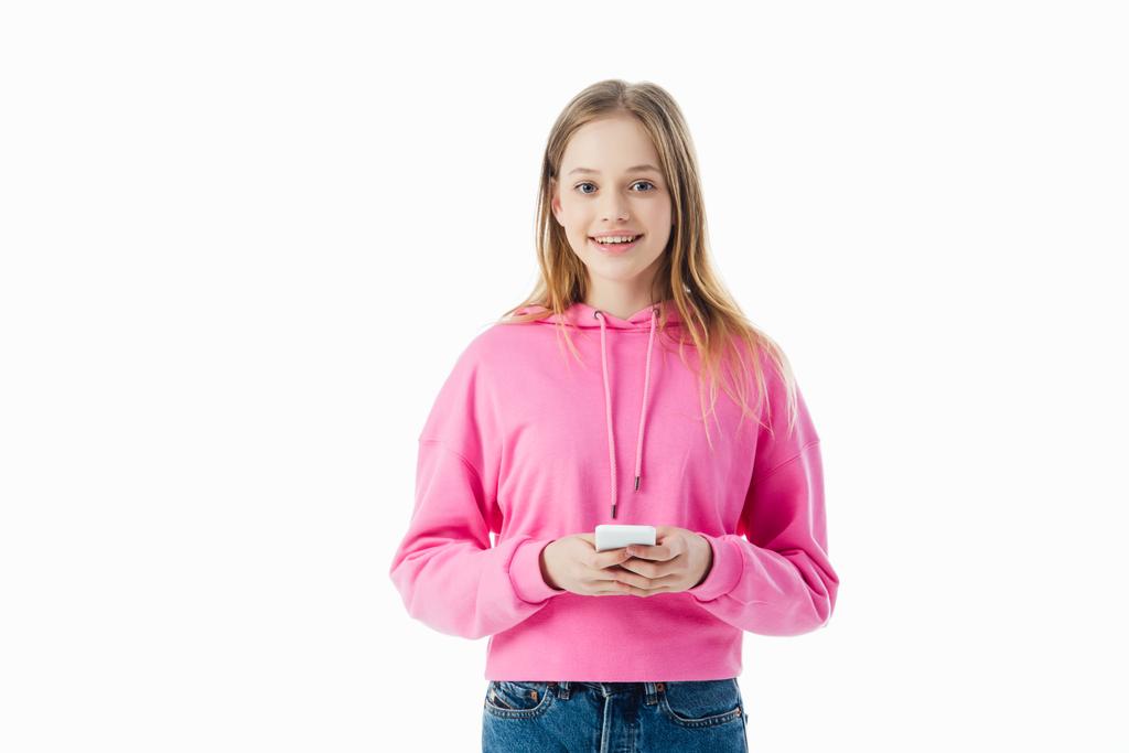 heureuse adolescente en sweat à capuche rose tenant smartphone isolé sur blanc
 - Photo, image