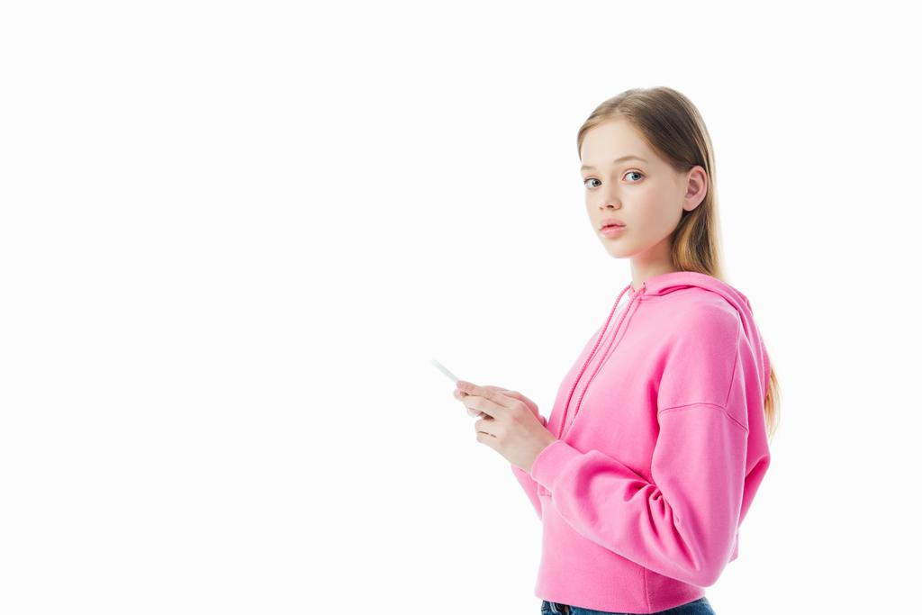adolescente en sweat à capuche rose en utilisant un smartphone et en regardant la caméra isolée sur blanc
 - Photo, image
