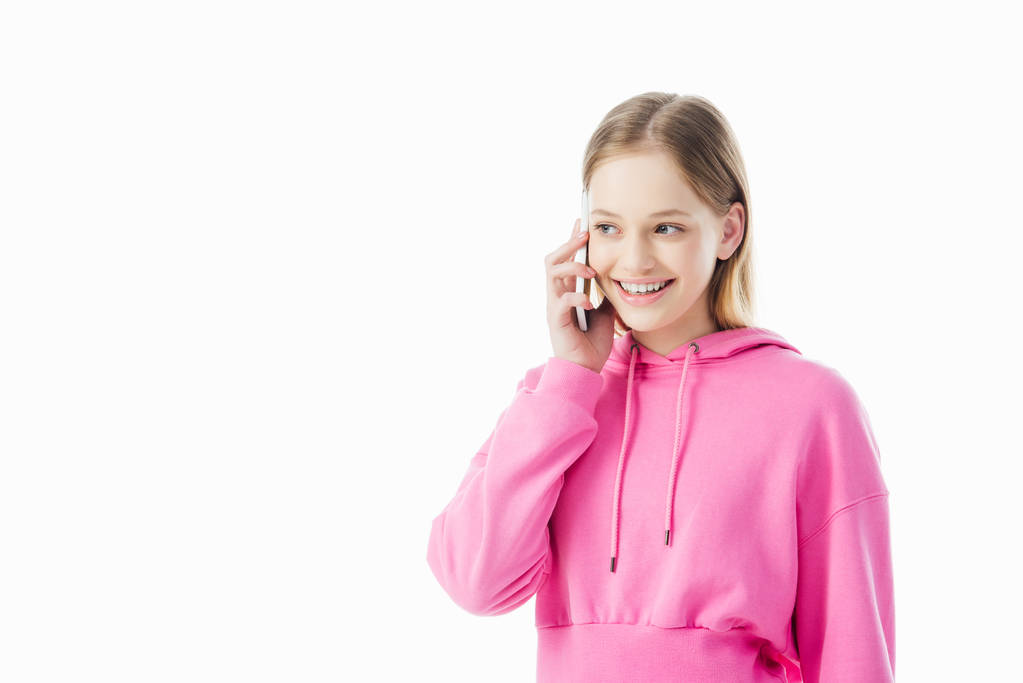 Gelukkig tiener meisje in roze hoodie praten op smartphone geïsoleerd op wit - Foto, afbeelding