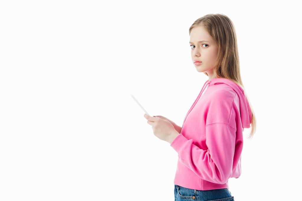 πλευρική όψη της θλιβερης έφηβης κοπέλας χρησιμοποιώντας ψηφιακό δισκίο απομονωμένο σε λευκό - Φωτογραφία, εικόνα