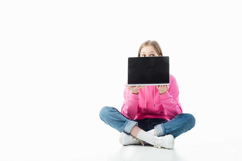 Teenager-Mädchen mit undurchsichtigem Gesicht in Lotus-Pose, Laptop mit leerem Bildschirm auf weißem Hintergrund, illustrierender Leitartikel - Foto, Bild