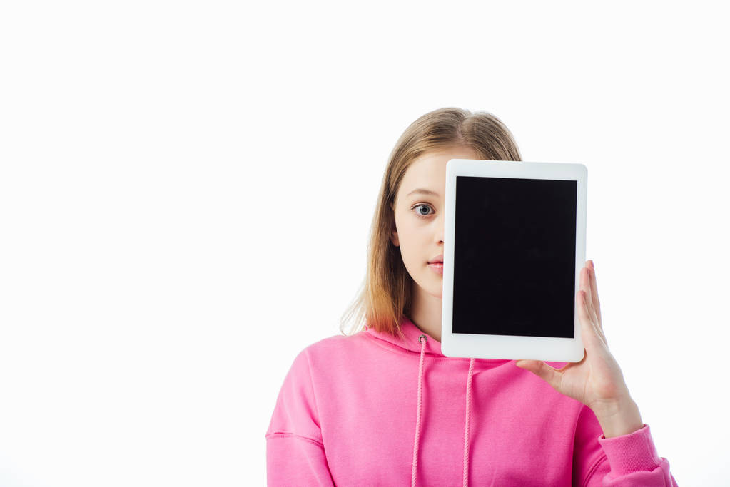 девочка-подросток держит цифровой планшет с пустым экраном перед лицом изолированы на белом
 - Фото, изображение