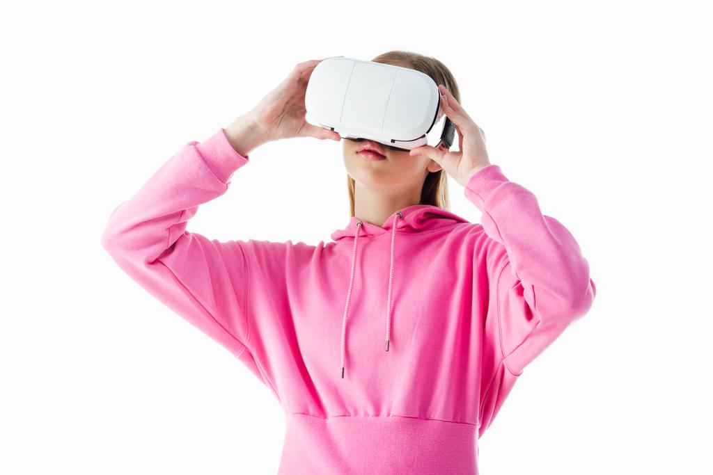 tiener meisje in roze hoodie dragen VR headset geïsoleerd op wit - Foto, afbeelding