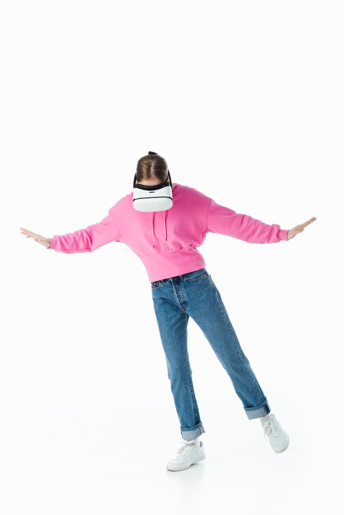 дівчина-підліток в рожевому светрі і синіх джинсах в гарнітурі vr і жестикуляції ізольовані на білому
 - Фото, зображення