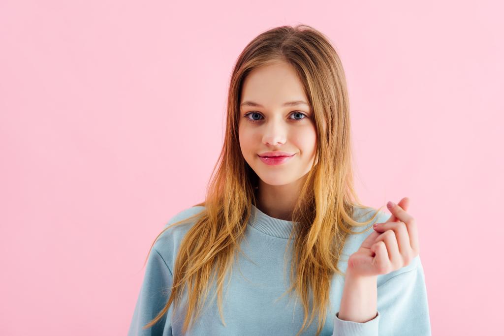 ευτυχισμένο όμορφο έφηβο κορίτσι που χτυπάνε τα δάχτυλα απομονώνονται σε ροζ - Φωτογραφία, εικόνα
