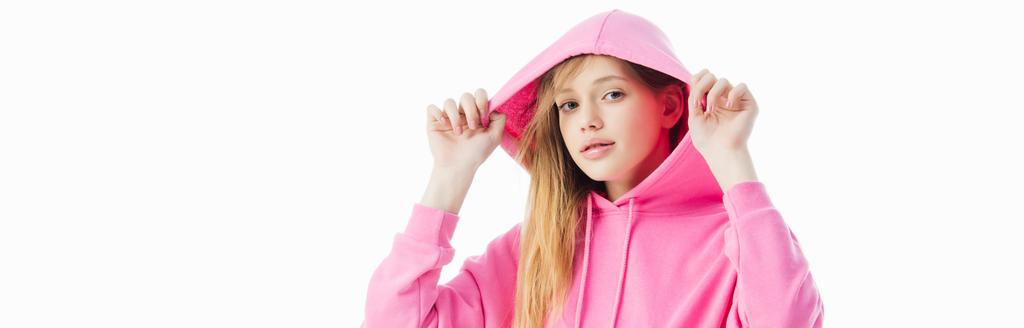 menina adolescente elegante com capuz rosa isolado em branco, tiro panorâmico
 - Foto, Imagem