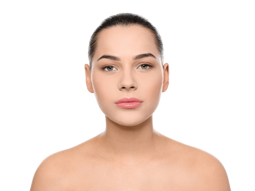 Portrait de jeune femme avec beau visage et maquillage naturel sur fond blanc
 - Photo, image