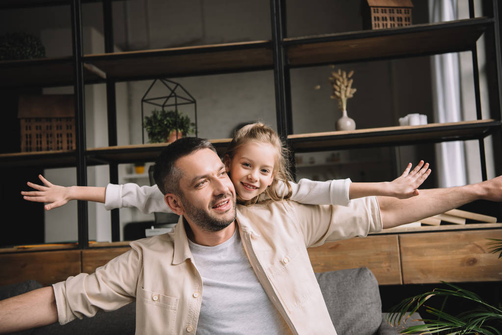 boldog apa imádnivaló lánya szórakozik együtt otthon - Fotó, kép