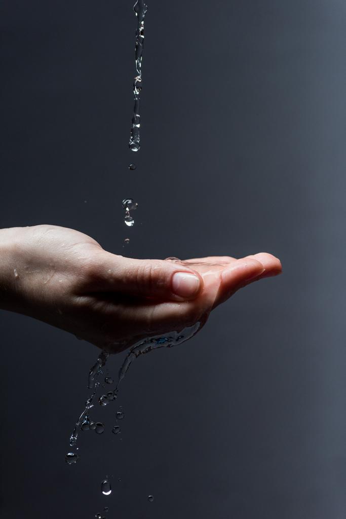 cropped view of woman with water drops on dark - Photo, Image