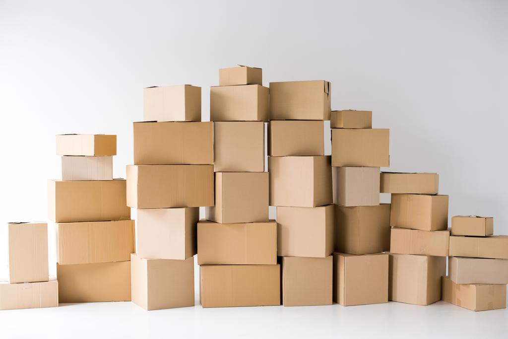 kahverengi karton kutular beyaz birbirlerine yığılmış  - Fotoğraf, Görsel