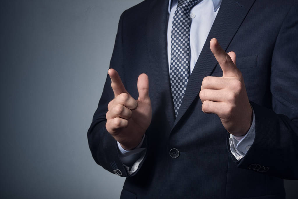  ένα άτομο επιχειρηματικό κοστούμι πόντους δάχτυλο. - Φωτογραφία, εικόνα