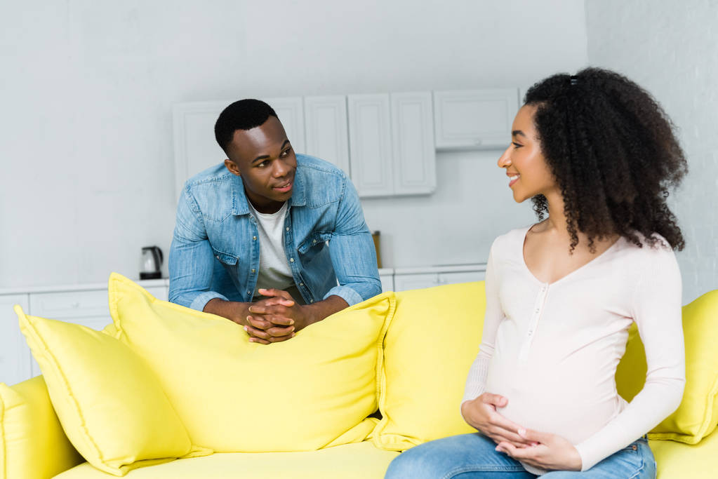 embarazada africana americana mujer mirando novio
 - Foto, imagen